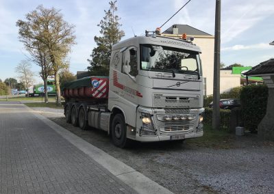 Container met zeil op vrachtwagen